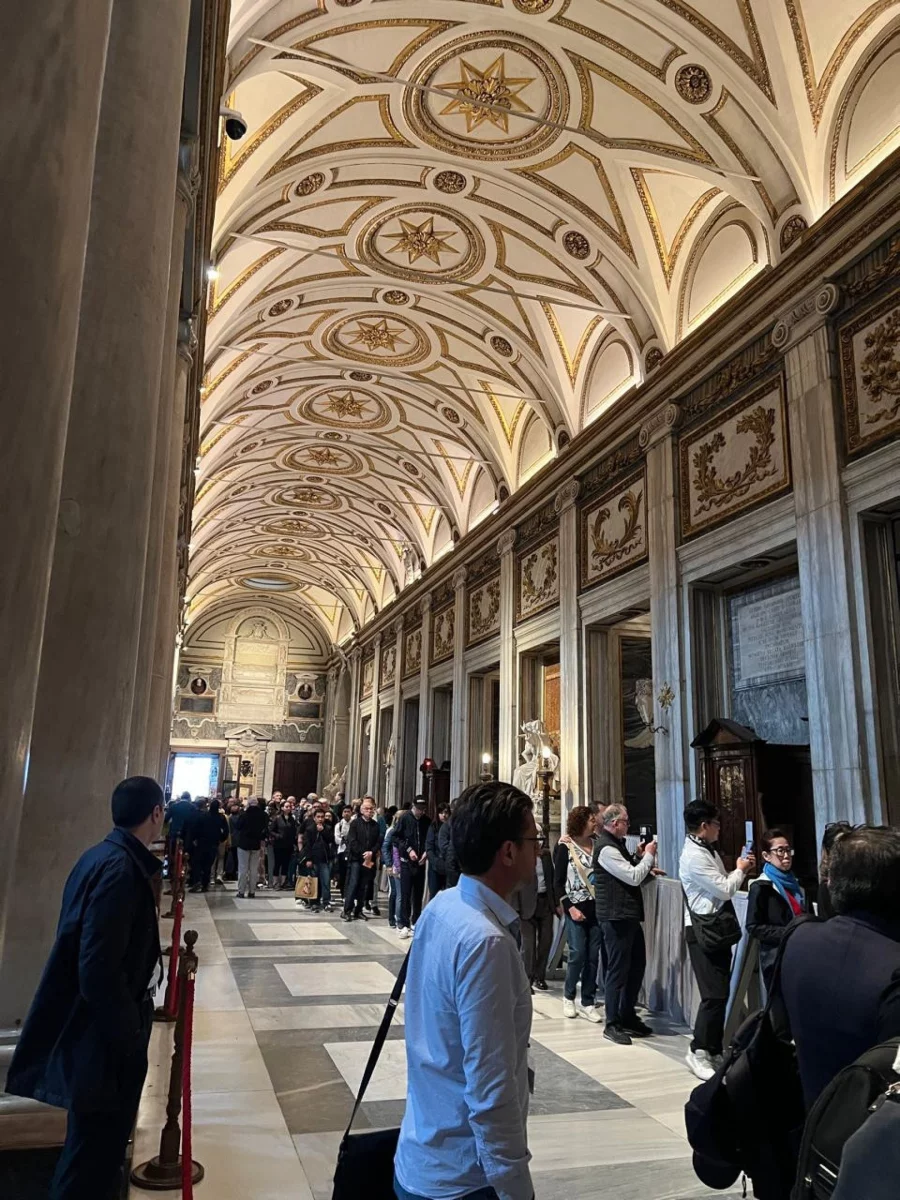 Fiéis em fila depois de entrarem na Basílica de Santa Maria Maggiore para conhecer o túmulo do papa 