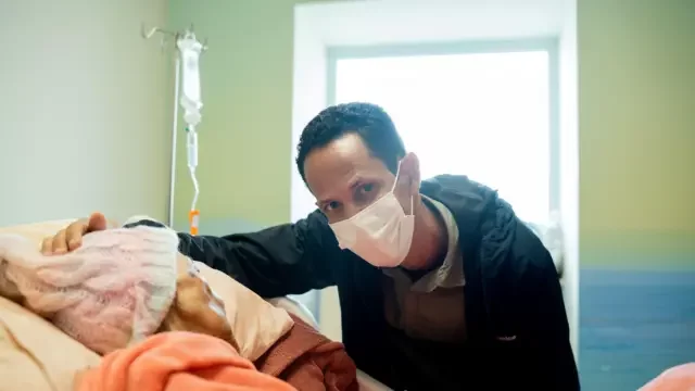 Marcos Roberto Alencar da Silva com a mãe, Marina, no Hospital.