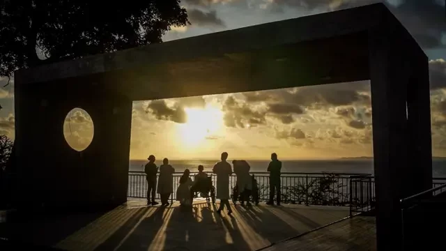 Foto do pôr do sol sobre o píer.